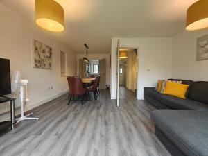 een woonkamer met een bank en een tafel bij Park Central 4 Double Bedroom House in Birmingham City Center in Birmingham