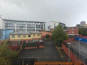 een lege parkeerplaats in een stad met gebouwen bij Park Central 4 Double Bedroom House in Birmingham City Center in Birmingham