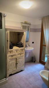bagno con grande mobile in legno e lavandino di Gloria's GARDENIA RETREAT a Como