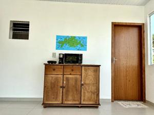 a room with a wooden cabinet and a door at recanto Provetá 1 ILHA GRANDE in Praia de Provetá 