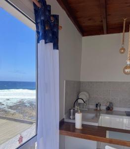 eine Küche mit Meerblick vom Fenster aus in der Unterkunft Marina in La Santa