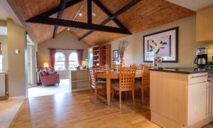 Una cocina y un comedor con mesa y sillas. en Robinson, en Keswick