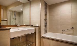 un baño con lavabo y bañera en Robinson, en Keswick