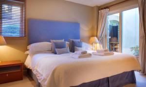 Un dormitorio con una cama grande con toallas. en Robinson, en Keswick