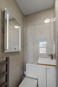 een badkamer met toilet en wastafel bij Picnic Cottage - Family Retreat near Dartmouth in Kingswear +31 foto's