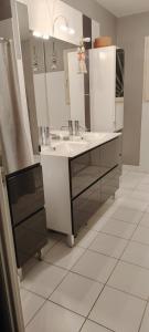 Kuchyň nebo kuchyňský kout v ubytování Maison de vacances en Périgord