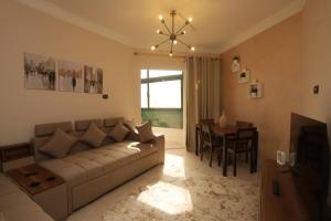 ein Wohnzimmer mit Sofa und Tisch in der Unterkunft Darya's Studios - Stylish &Comfy Apartments, New Cairo in Kairo