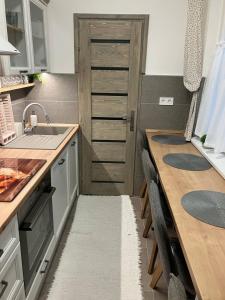 O bucătărie sau chicinetă la Központi Apartman 2