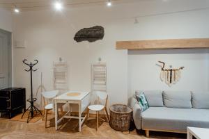 a living room with a couch and a table at Apartmán CityPulse in Banská Štiavnica