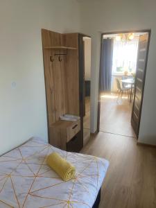 Ένα ή περισσότερα κρεβάτια σε δωμάτιο στο Apartament Mączyńskiego 4