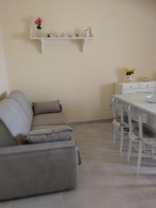 salon z kanapą i stołem w obiekcie Villa Grazia w mieście San Pietro in Bevagna