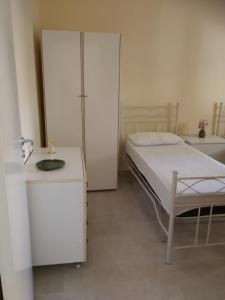 sypialnia z łóżkiem, szafką i umywalką w obiekcie Villa Grazia w mieście San Pietro in Bevagna