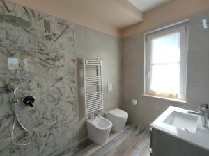 Un baño con ducha, inodoro y lavabo. en B&B Aterno, en Montesilvano
