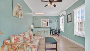 un soggiorno con un divano e un tavolo di Barbuda Suite by Last Key Realty a Key West