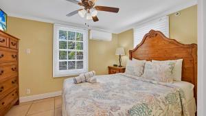 una camera da letto con un letto e un ventilatore a soffitto di Barbuda Suite by Last Key Realty a Key West Altre 20 foto