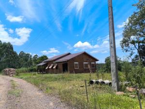 an old barn on the side of a dirt road at Casa de campo da Prof Fabi in Montenegro