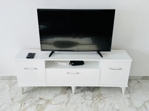 Televisyen dan/atau pusat hiburan di Rajas Apartment