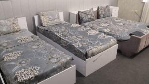 Postel nebo postele na pokoji v ubytování Ekonom Hostel Nizami Street