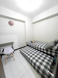 Postel nebo postele na pokoji v ubytování apartemen2BR cozy,cheapset pluit sea view + 15 fotografií