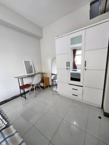 Kuchyň nebo kuchyňský kout v ubytování apartemen2BR cozy,cheapset pluit sea view