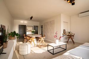un salon avec une table et un canapé dans l'établissement Maas Suites - The River House with private sauna, à Lanaken