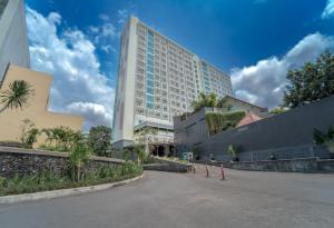 ein großes Gebäude auf einer Straße vor einem Gebäude in der Unterkunft Kamilla's Stay - 2 Bed Rooms Apartment in Kejayan