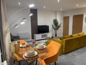 Posezení v ubytování ELIM SUITE -Luxury Stylish 1bed Apartment - 7 Mins Drive to Beach, Free Parking Sleeps 2-3 people