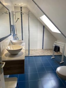 a bathroom with a sink and a toilet at Mer et Campagne, maison entourée d'un jardin privé in Quend +35 photos