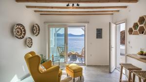 KástronMy Honey Bee的可以看到海景的客厅