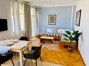 a living room with a table and a couch at Die Appartements Glavas mit Loggia und Balkon für 3 Personen in Novi Vinodolski