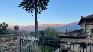 a balcony with a fence and a view of the mountains at Casa Mi Capricho in Concejero