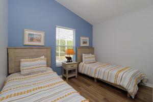 two beds in a room with blue walls at Quiet Getaway Nr Golf & Posner Park with Pool in Davenport +37 photos