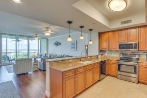 Nhà bếp/bếp nhỏ tại Sunset-View Resort Condo on Perdido Key