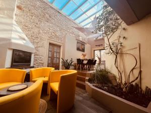 Coin salon dans l'établissement La maison du Bougainvillier 10 personnes