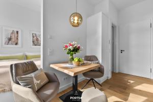 a small apartment with a table and two chairs at Ferienwohnung Kleine Welle Westerland auf Sylt in Westerland (Sylt)
