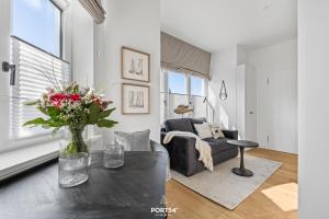 un salon avec un canapé et une table dans l'établissement Ferienwohnung Leichte Brise Westerland auf Sylt, à Westerland