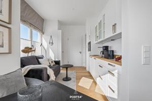 une cuisine et un salon avec un canapé dans l'établissement Ferienwohnung Leichte Brise Westerland auf Sylt, à Westerland