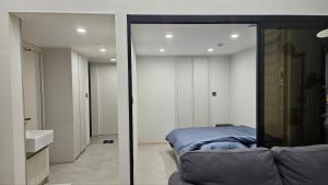 una camera da letto con specchio, letto e lavandino di Euljiro Namsan Tower View a Seul