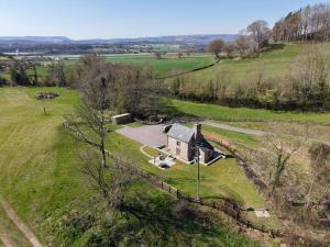 una vista aérea de una casa antigua en un campo en Shepherd's Cottage, en Usk