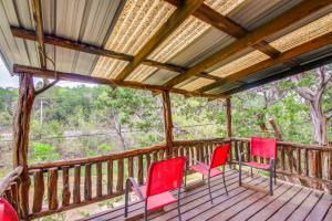 Μπαλκόνι ή βεράντα στο Cedar Falls Cabin 3 Next to Turner Falls Park