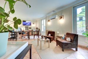TV a/nebo společenská místnost v ubytování Logis Hôtel La Bastide d'Entraigues