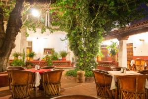 restauracja ze stołami i krzesłami na dziedzińcu w obiekcie Hotel y Restaurant Embajadoras w mieście Guanajuato