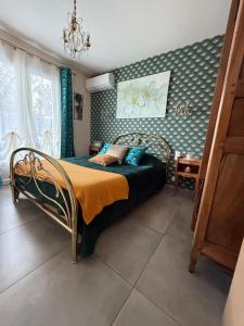 a bedroom with a bed in a room at T2 aile de villa et Spa-jacuzzi privé et illimité et plateau d'acceuil offert! in Camps-la-Source