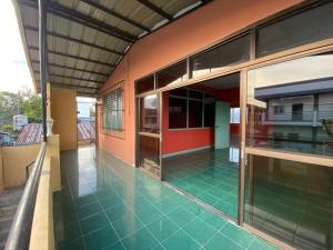 Lapu Lapu CityHostel Home in Lapu-Lapu City的带有绿色地板的建筑外观