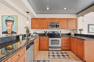 Kuchyň nebo kuchyňský kout v ubytování 3BD in Desert Falls with Course view and Pool access