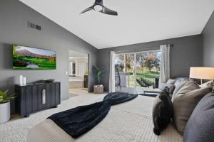 Postel nebo postele na pokoji v ubytování 3BD in Desert Falls with Course view and Pool access