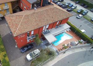 an overhead view of a house with a swimming pool at Hotel Le Mura in Lazise