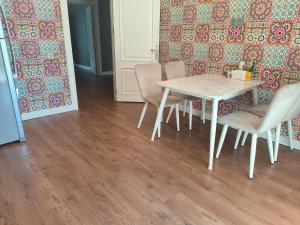 MekhrablyにあるHome away homeのテーブルと椅子のあるダイニングルーム +13枚の写真