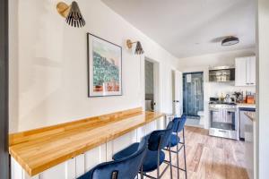 Η κουζίνα ή μικρή κουζίνα στο Stay Portland - Portland Oasis - Stylish 4br Home in Nob Hill