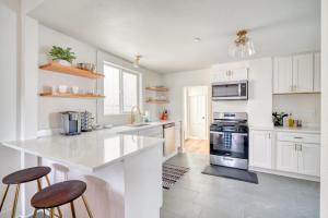Η κουζίνα ή μικρή κουζίνα στο Stay Portland - Portland Oasis - Stylish 4br Home in Nob Hill